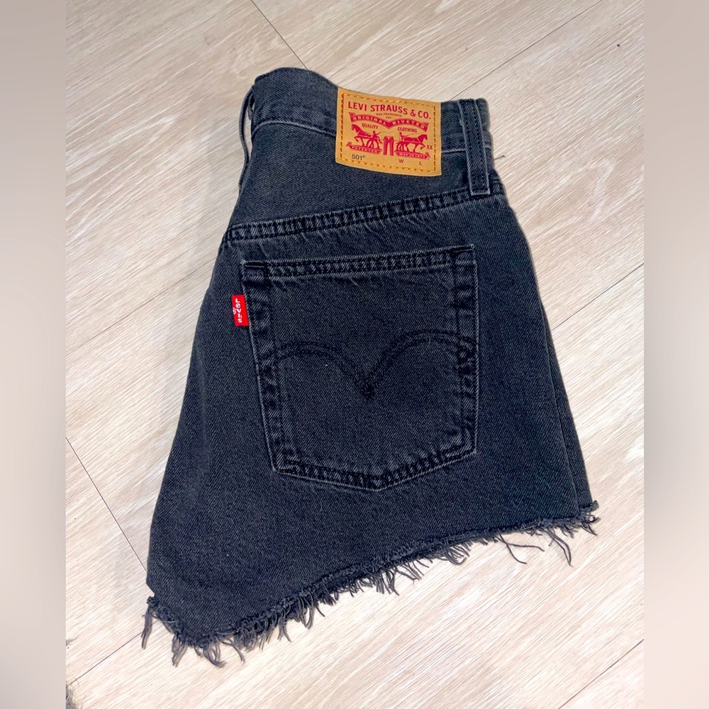 LEVIS BLACK SHORTS